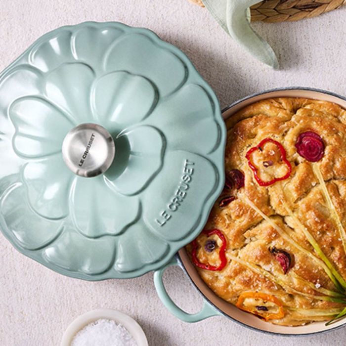 Le Creuset - CAMPAGNARD BLOESEM SIGNATURE - SEA SALT -26cm/ 2,2ltr