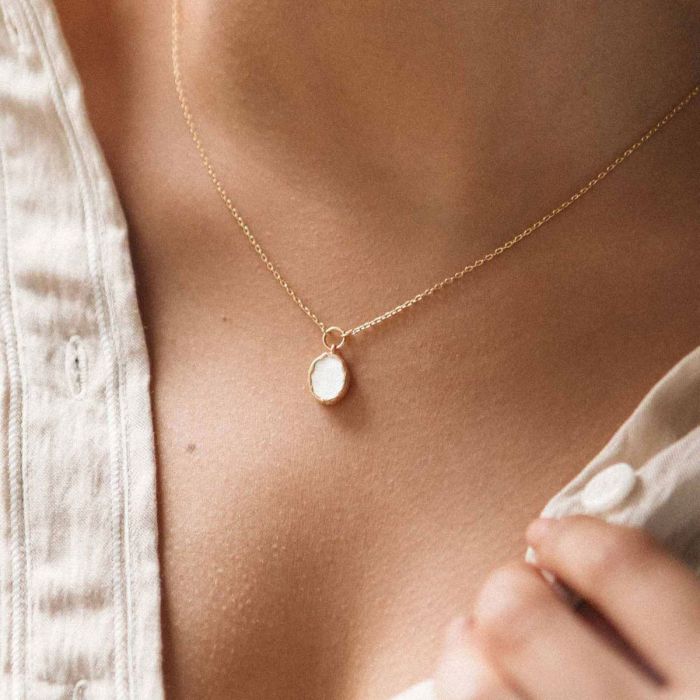 Geurkaars met gouden ketting Nacre Blanc - Le Pouvoir Des Pierres