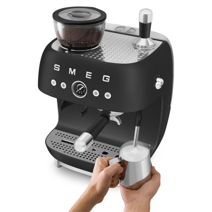 SMEG ESPRESSOMACHINE MET GEÏNTEGREERDE MOLEN MAT ZWART